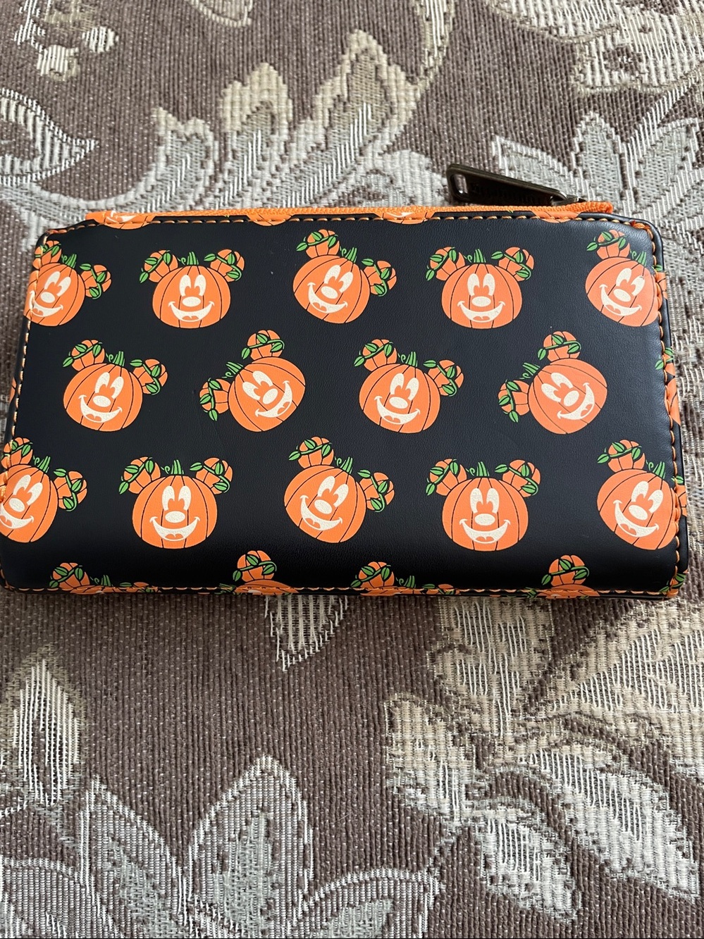 Disney x Loungefly Mickey Mouse Halloween Pumpkin Glow in the Dark Wallet - Picture 2 of 6